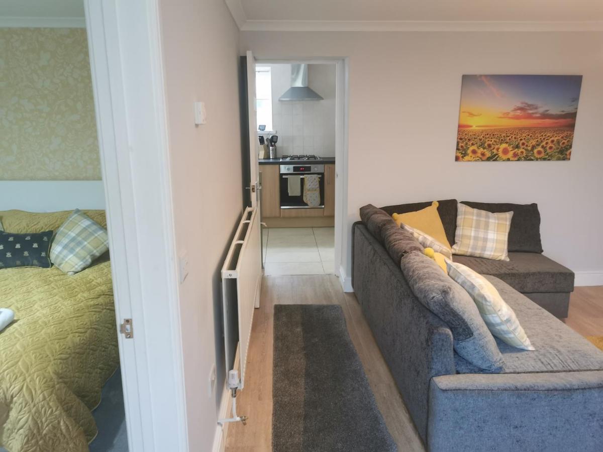 Immaculate One Bedroom Home With Private Parking Swansea Buitenkant foto